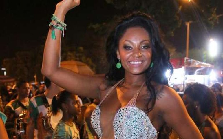 Rainha de bateria Camila Silva agita último ensaio de rua da Mocidade