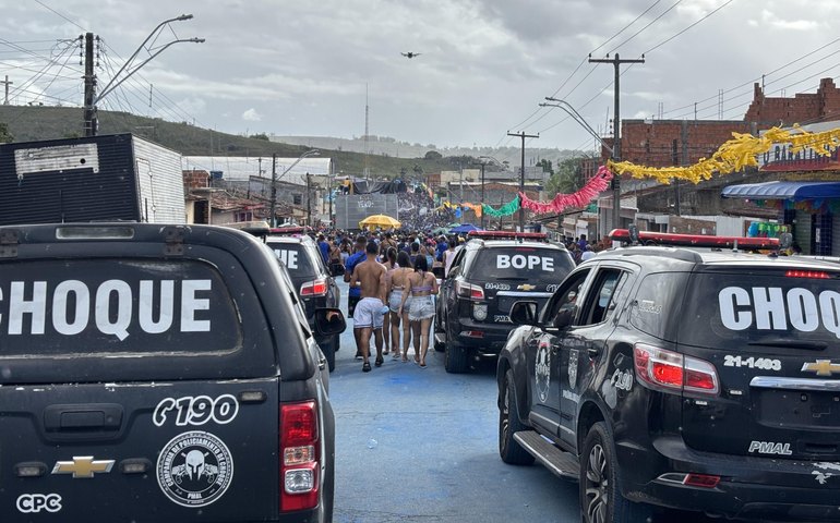 Policia Militar garante tranquilidade durante desfile do Bloco Tudo Azul, em Murici