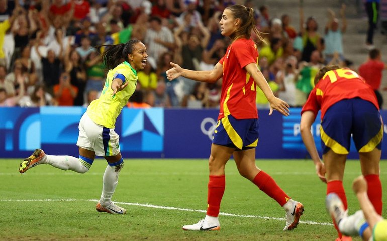 Brasil derrota Espanha e garante lugar na final do futebol feminino