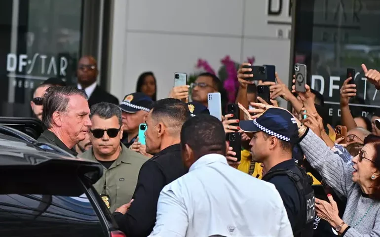 Bolsonaro volta para prisão domiciliar após remover lesões de pele