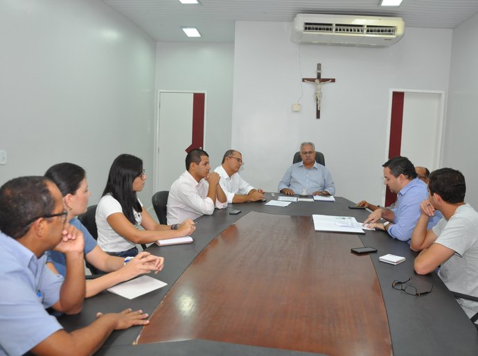 Teófilo debate com empresários e Banco do Nordeste a regularização dos terrenos do Polo Industrial