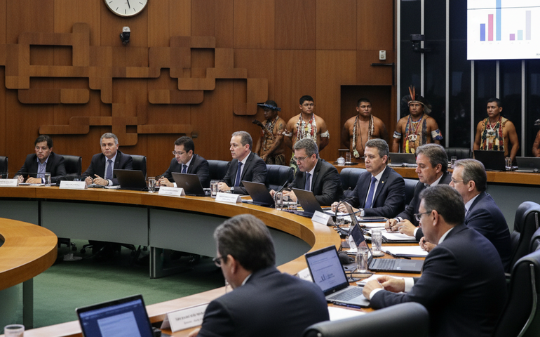 Senado aprova marco temporal e busca saída para mineração em terras indígenas