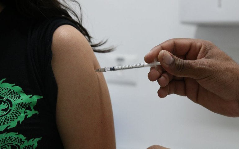 Vacinas contra covid-19 serão enviadas até terça para todo o Brasil