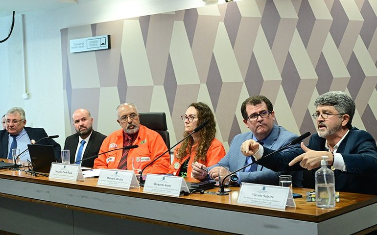 Debatedores alertam para riscos da exposição de trabalhadores ao benzeno