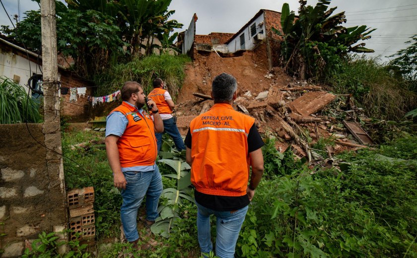 Defesa Civil orienta moradores das áreas de risco da capital