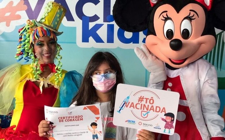 Crianças recebem ‘Certificado de Coragem’ em postos de vacinação com ambientação temática