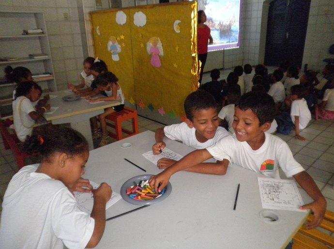 Crianças trabalham datas históricas de abril no Lar São Domingos