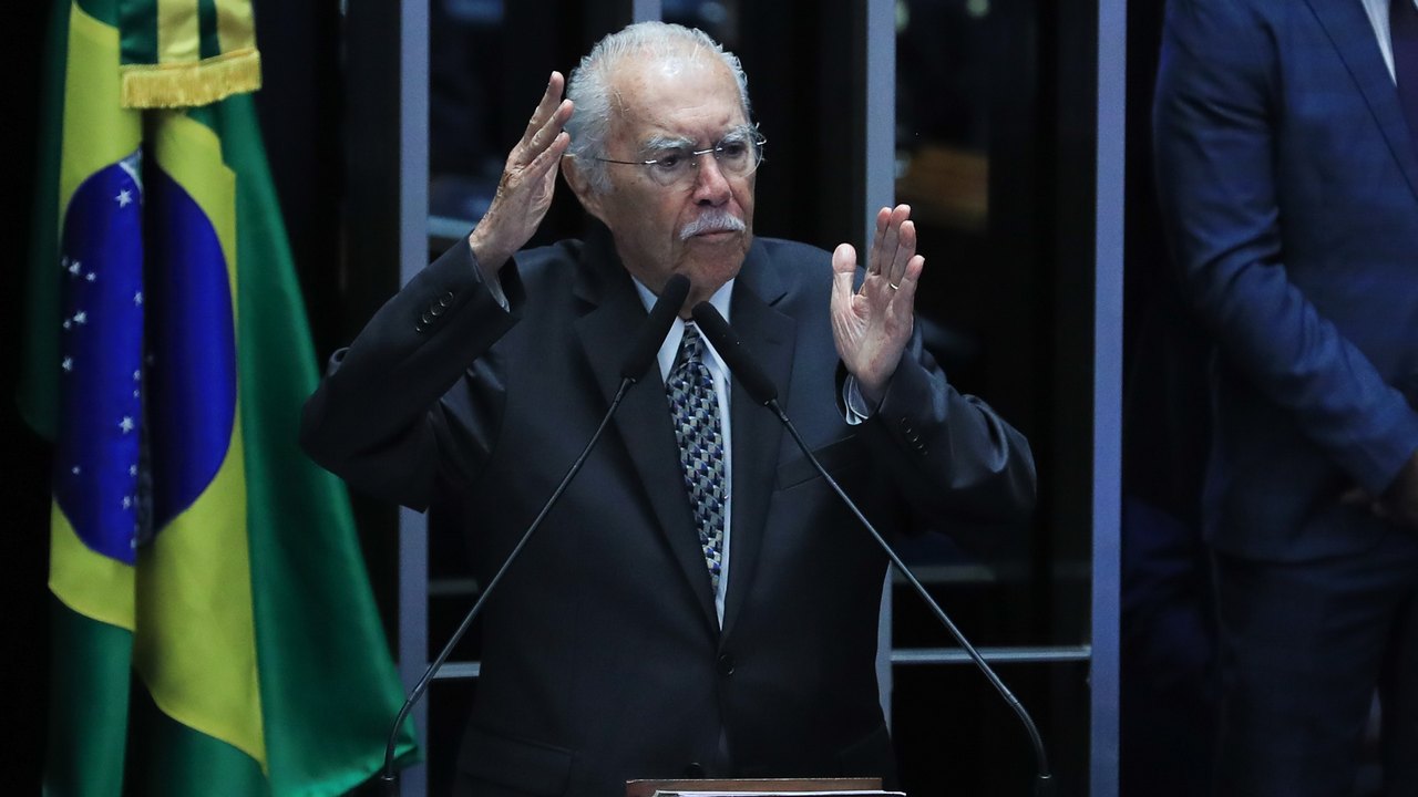 José Sarney é internado em UTI após procedimento abdominal