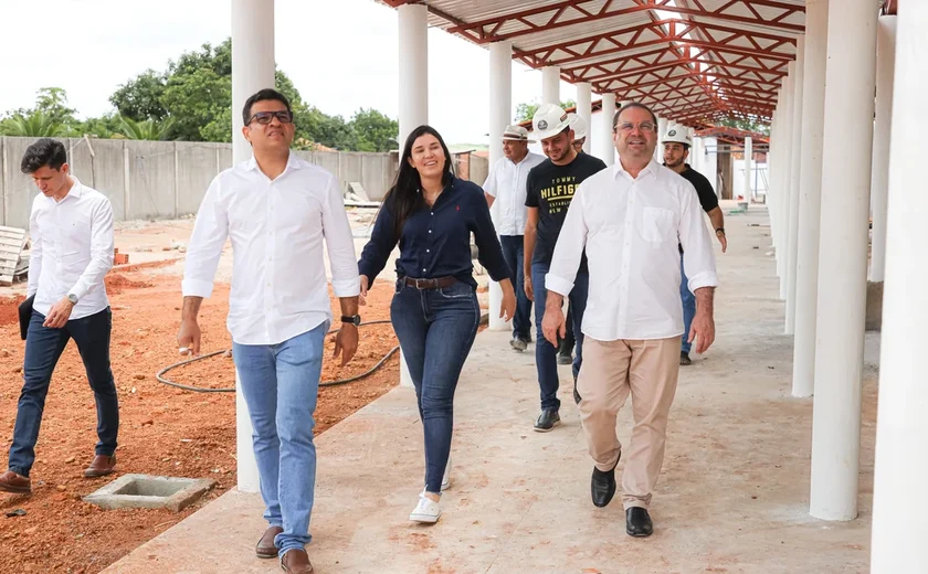 Luciano Barbosa visita obras da 15 ª escola de tempo integral de Arapiraca