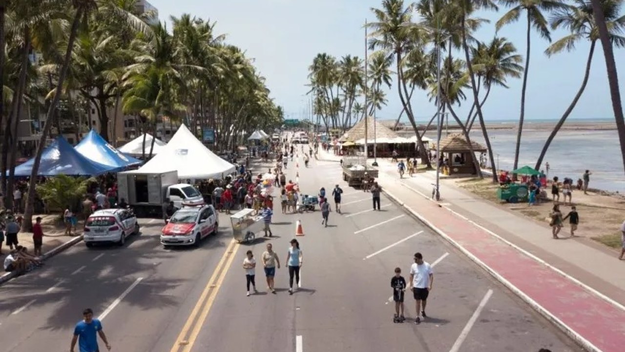 Rua Aberta, na Ponta verde, em Maceió, recebe o projeto Biblioteca na Praia