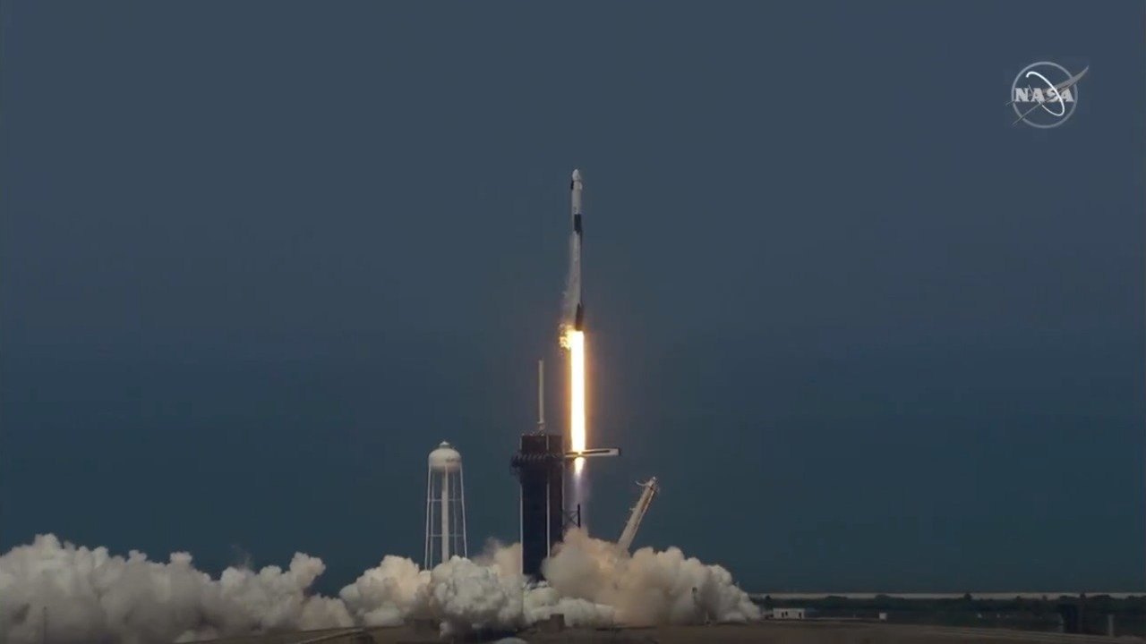 Após dois meses em órbita, cápsula da SpaceX retorna à Terra com astronautas