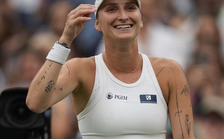 Vondrousová supera Jabeur e se torna 1ª não cabeça de chave a vencer Wimbledon