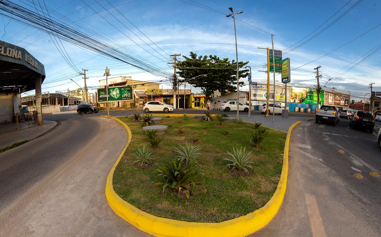 Bifurcação na Ladeira do Óleo ganha jardim, bancos e espaço para pedestres