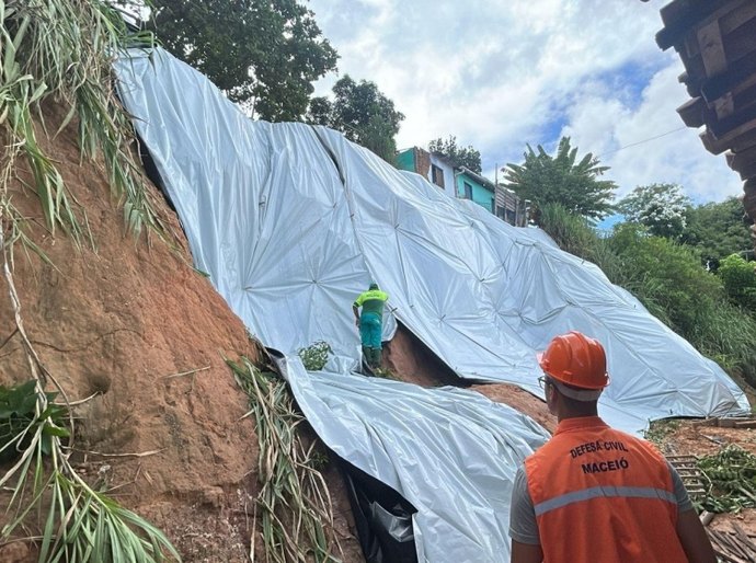 Proteção de encostas com lonas chega a 54 pontos de Maceió