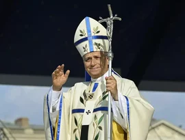 Mulher comanda voo de papa Leão XIV entre Paris e Lourdes