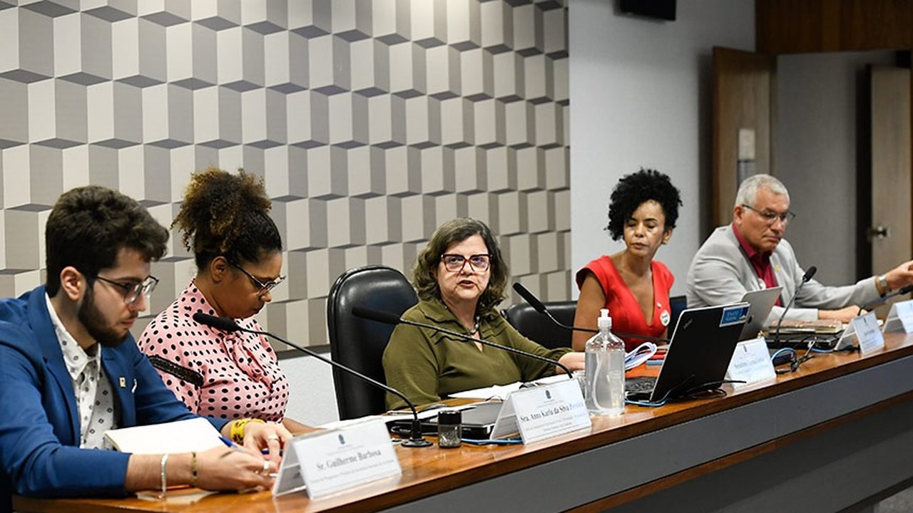 Redes sociais têm responsabilidade por violência em escolas, aponta debate