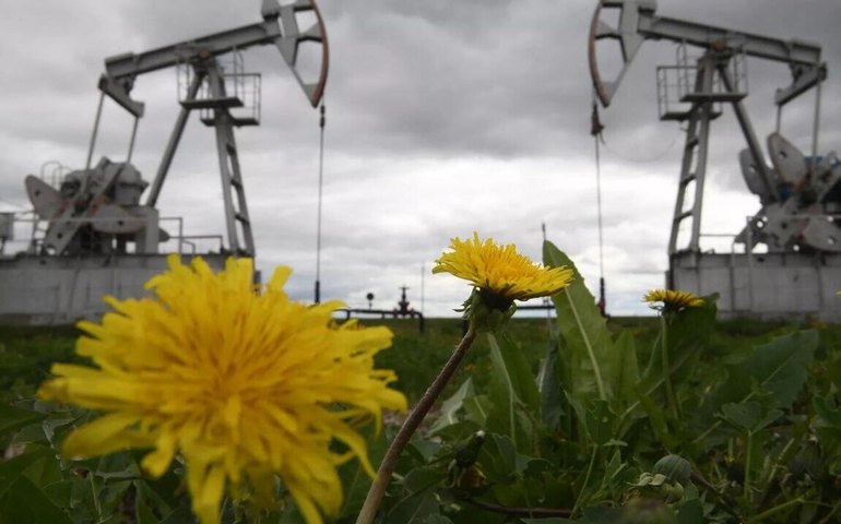 China e Índia mantêm compras de petróleo russo apesar de sanções, avalia analista