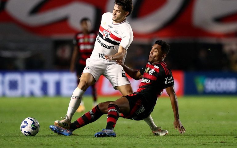 São Paulo fraqueja, reage com mudanças de Crespo e expulsão de Plata para empatar com Flamengo