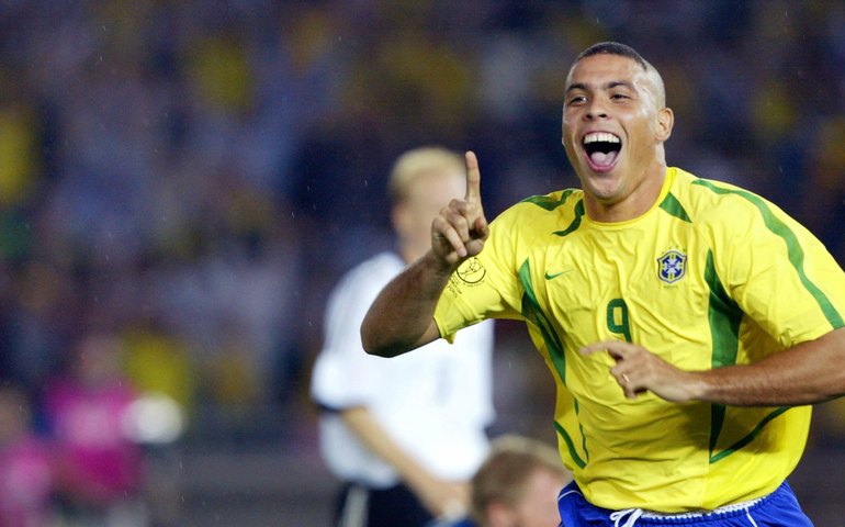 Ronaldo avança em venda da SAF do Cruzeiro a dono de rede de supermercados em Minas