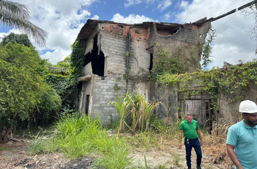 Imóvel abandonado no Clima Bom é demolido por recomendação da Defesa Civil