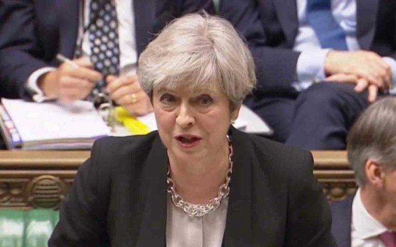 Premiê britânica defende antecipação das eleições no Parlamento