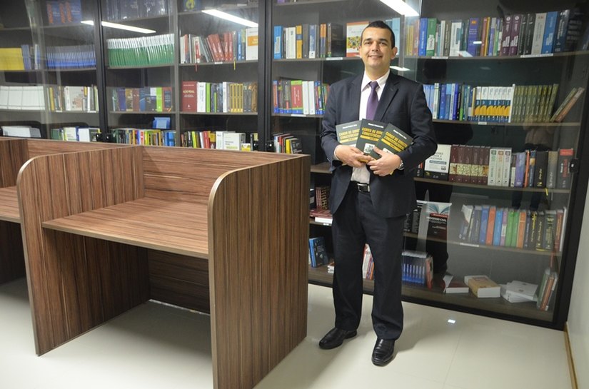 Advogado doa coletânea de Direito Constitucional a biblioteca da OAB/AL