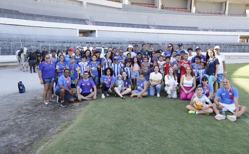 Crianças celebram o esporte e a amizade no Estádio Rei Pelé