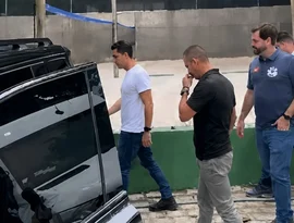 Após fugir de entrevista da Gazeta, JHC se esconde em veículo para não responder à imprensa