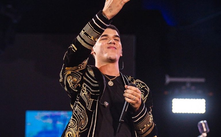 Zé Vaqueiro viaja e faz festa com família e fãs questionam estado de saúde de bebê