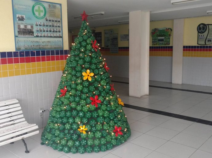 Estudantes da UNINASSAU fazem árvore de Natal com garrafas pet
