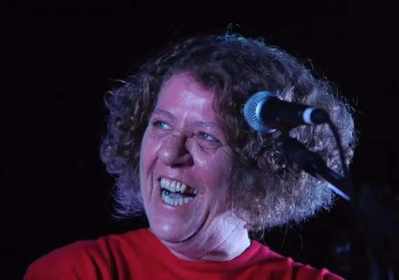 Morre a cantora Cristina Buarque, aos 74 anos