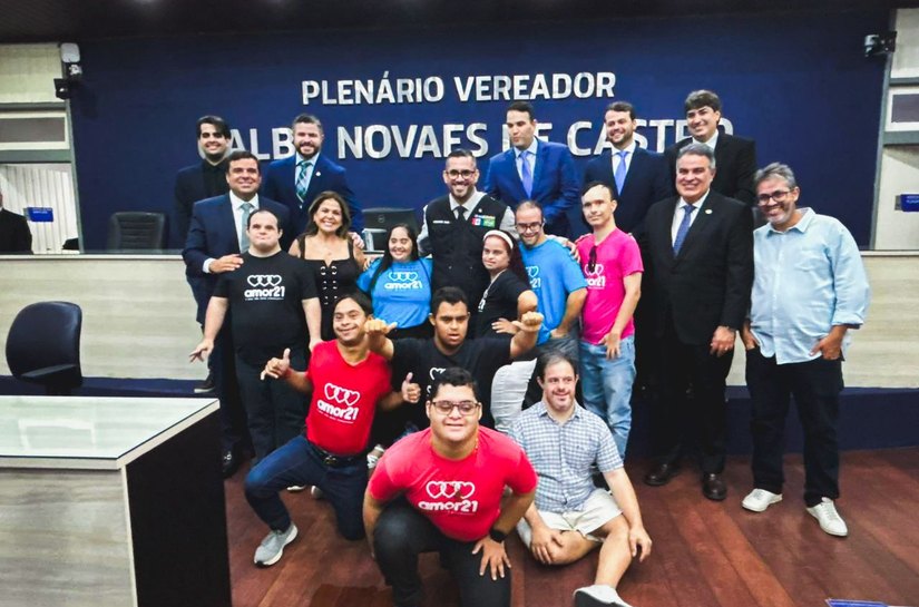 Integrantes do Amor 21 participam de sessão no plenário da Câmara de Maceió