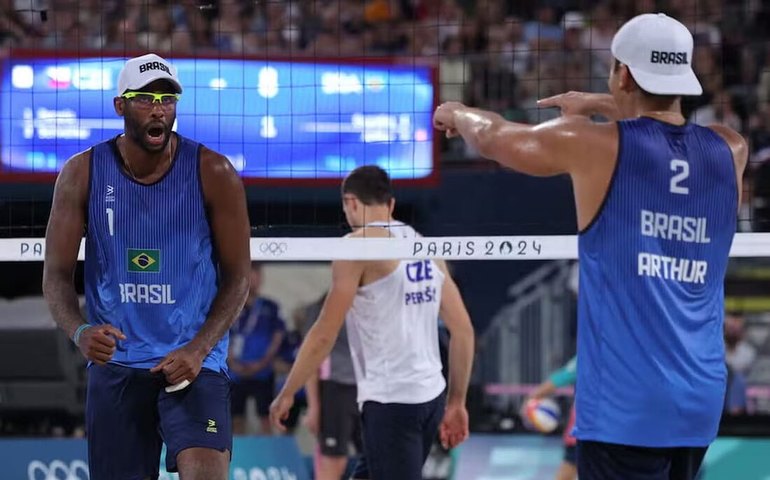 Evandro e Arthur batem holandeses e estão nas quartas de final do vôlei de praia em Paris-2024