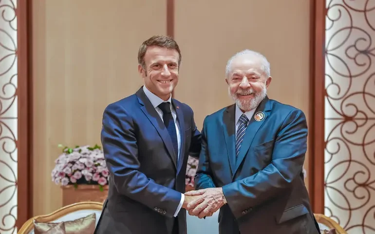 Lula e Macron conversam sobre fim da checagem de fatos da Meta e defendem soberania dos países
