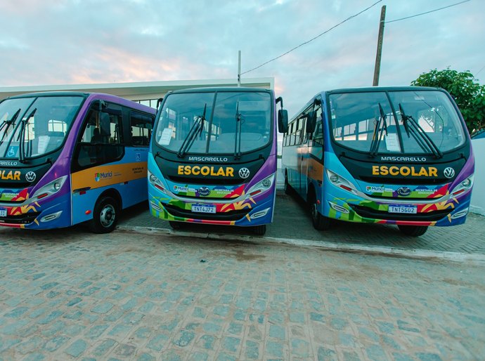 Remi Filho entrega três novos micro-ônibus para reforçar transporte escolar em Murici