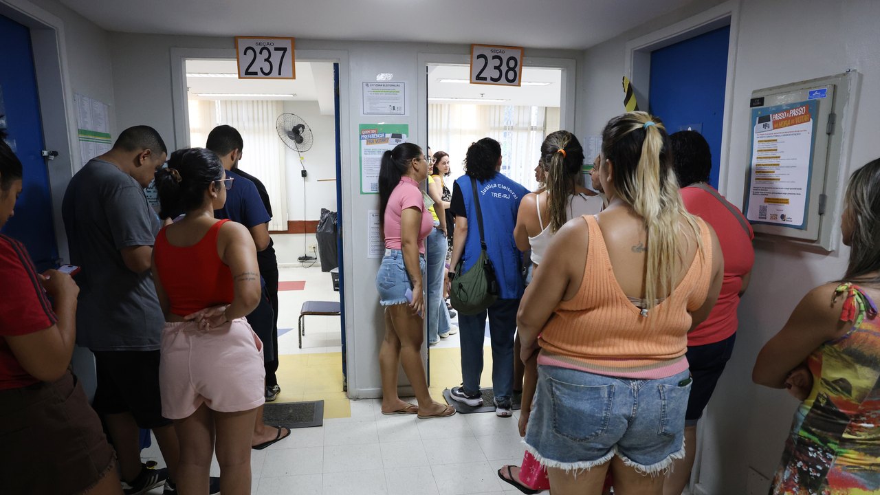 Moradores da Maré se mobilizam para divulgar locais de votação