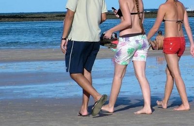 Infectologista alerta sobre risco de transmissão da Covid-19 na praia