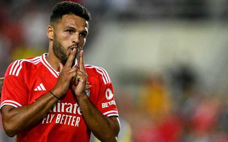 Substituto de Mbappé? PSG oferece R$ 420 milhões por atacante do Benfica