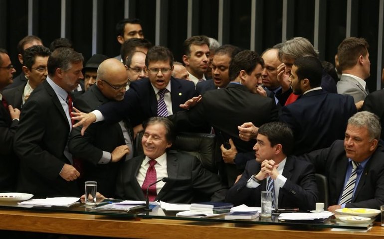 Confusão: tumulto suspende sessão do Congresso sobre vetos presidenciais