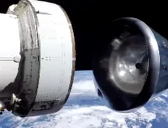 Nesta imagem do vídeo fornecido pela NASA, a cápsula Artemis II Orion, à direita, se separa do módulo de serviço acima da Terra em preparação para respingar no Oceano Pacífico, na sexta-feira, 10 de abril de 2026.  NASA via AP