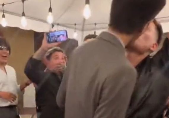 Noivo beijado por convidado em casamento se pronuncia