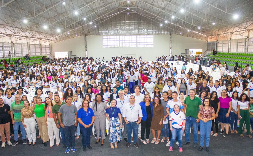 Mais de 1500 estudantes do Agreste participam  de palestra sobre democracia e cidadania