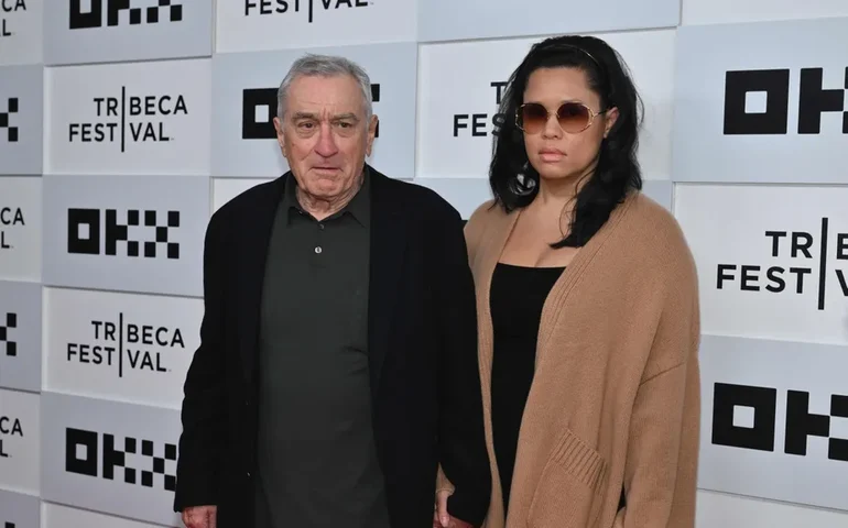 Namorada de Robert de Niro revela diagnóstico de paralisia facial após parto da filha