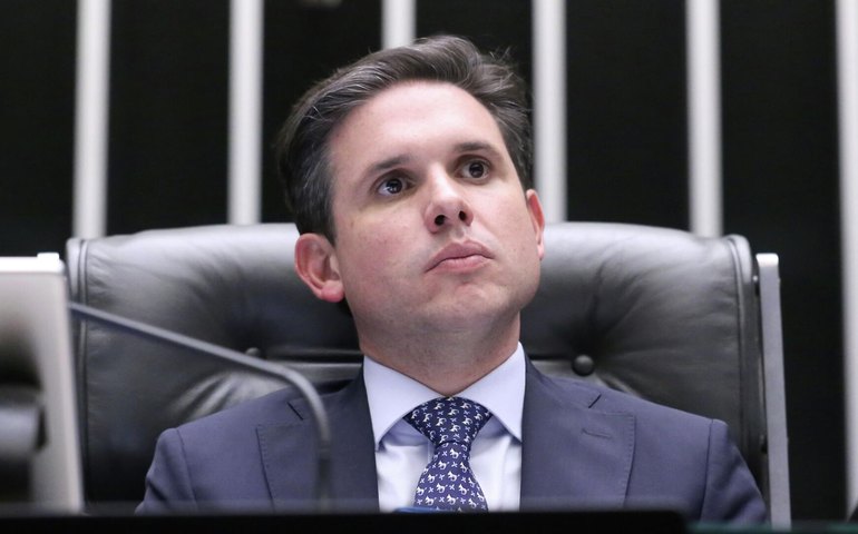 Motta reúne equipe jurídica da Câmara para avaliar ordem do STF sobre caso Zambelli