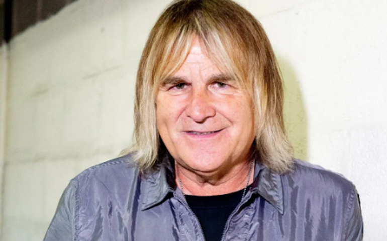 Morre Mike Peters, vocalista da banda The Alarm, aos 66 anos