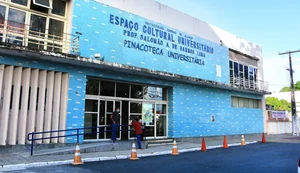 Homem é encontrado morto dentro de estacionamento da Ufal no centro de Maceió; polícia investiga crime