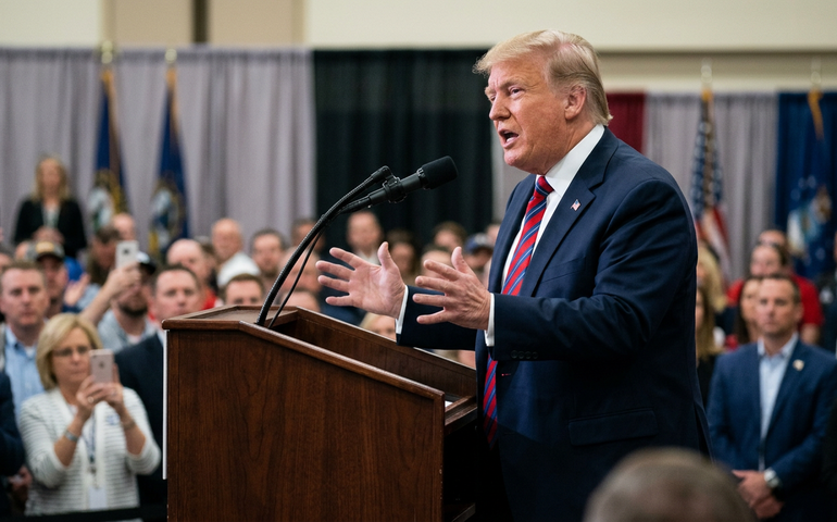 Após petróleo ultrapassar US$ 100, Trump afirma que preços cairão com fim da ameaça nuclear iraniana