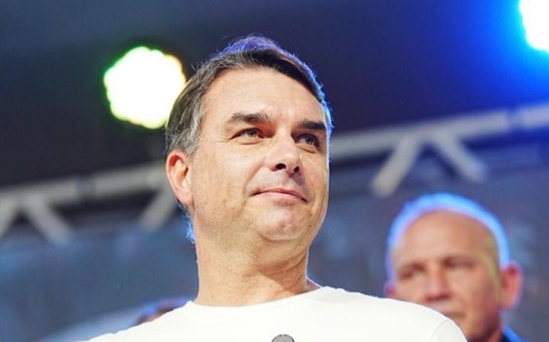 Flávio Bolsonaro busca reaproximar Eduardo e Michelle e atua para conter críticas de Carlos e Jair Renan