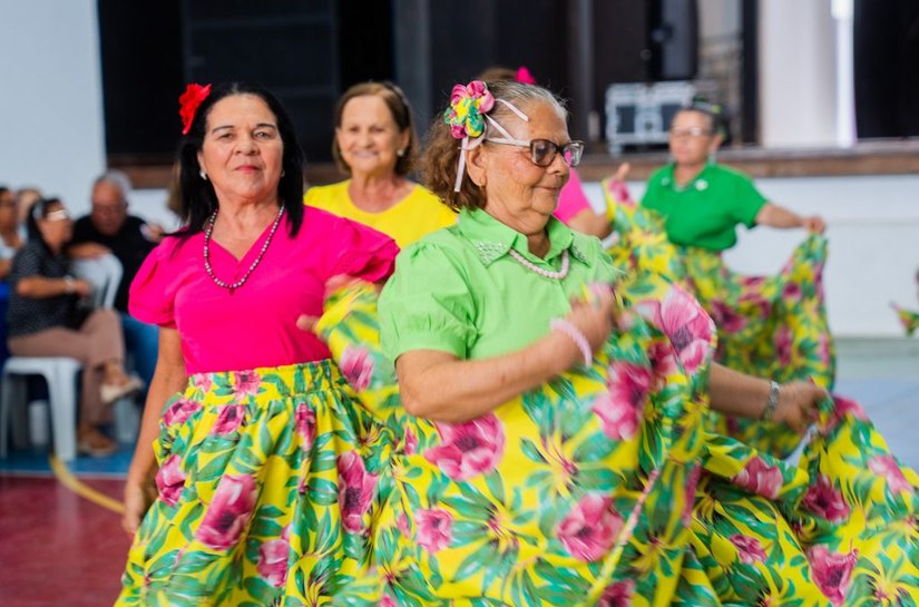Alegria que não tem idade: mais de 500 idosos participam de baile em Arapiraca