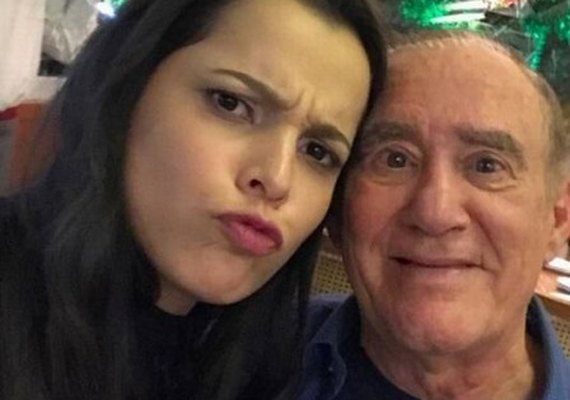 EX-BBB Emilly grava participação no novo ‘Os trapalhões’ e posa com Didi